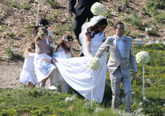 Mariage de Jean-Luc Delarue et Anissa Kehl à Belle-île-en-mer, le 12 mai 2012. Le couple s'est marié dans la maison de l'animateur à Sauzon au cours d'une cérémonie intime. Le fils de Jean-Luc Delarue, Jean, était aux côtés de son père. Le couple, main dans la main, et leurs invités se sont dirigés vers une allée, en direction de la mer, afin de se réunir sur la plage.