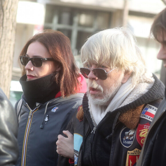 Lolita Séchan et son père le chanteur Renaud - Obsèques de Thierry Séchan frère du chanteur Renaud) au cimetière du Montparnasse à Paris le 16 janvier 2019.
