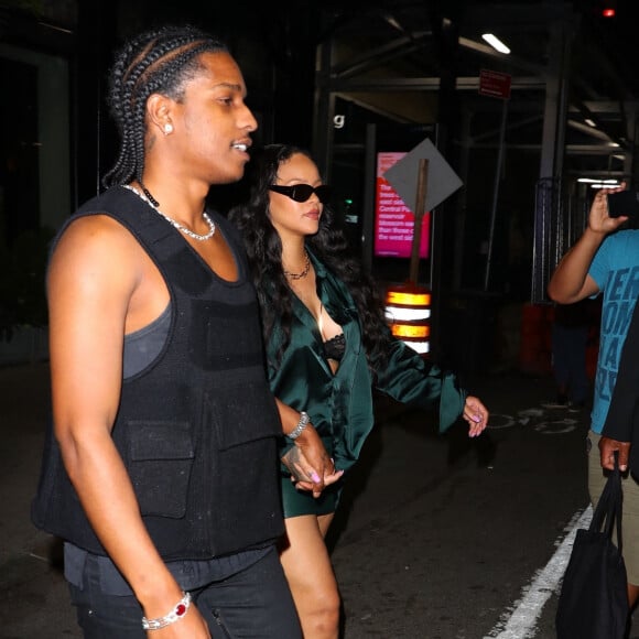 Rihanna et son compagnon Asap Rocky à la sortie de l'hôtel Ned après avoir passé quelques heures dans une suite privée, à New York City, New York, Etats-Unis, le 25 août 2022.