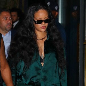 Rihanna et son compagnon Asap Rocky à la sortie de l'hôtel Ned après avoir passé quelques heures dans une suite privée, à New York City, New York, Etats-Unis, le 25 août 2022.