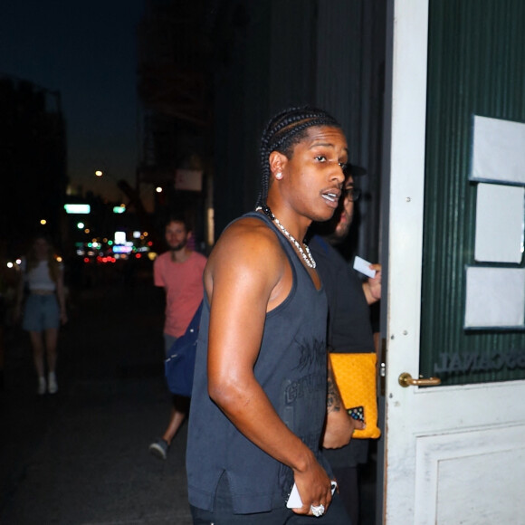 ASAP Rocky profite d'une soirée en célibataire dans les rues de New York. Le rappeur a laissé sa compagne prendre soin de leur nouveau né. Le 24 août 2022 