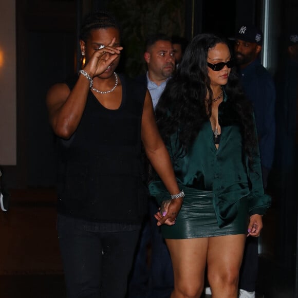 Rihanna et son compagnon Asap Rocky à la sortie de l'hôtel Ned après avoir passé quelques heures dans une suite privée, à New York City, New York, Etats-Unis, le 25 août 2022. 