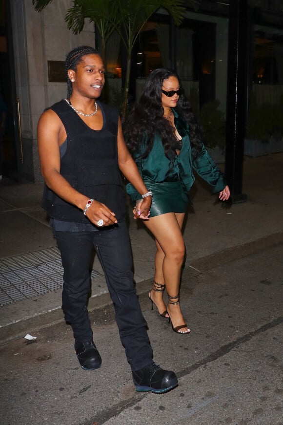 Rihanna et son compagnon Asap Rocky à la sortie de l'hôtel Ned après avoir passé quelques heures dans une suite privée, à New York City, New York, Etats-Unis, le 25 août 2022. 
