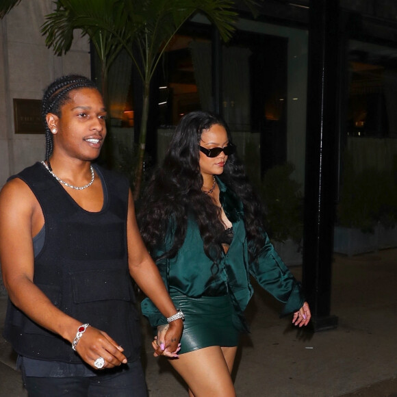 Rihanna et son compagnon Asap Rocky à la sortie de l'hôtel Ned après avoir passé quelques heures dans une suite privée, à New York City, New York, Etats-Unis, le 25 août 2022. 