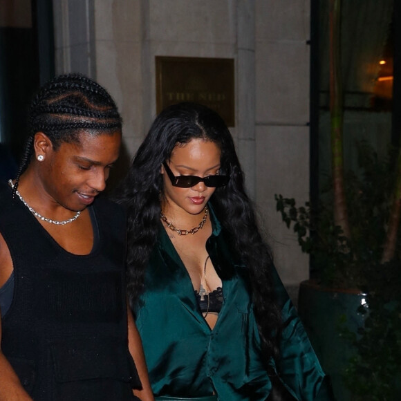 Rihanna et son compagnon Asap Rocky à la sortie de l'hôtel Ned après avoir passé quelques heures dans une suite privée, à New York City, New York, Etats-Unis, le 25 août 2022. 