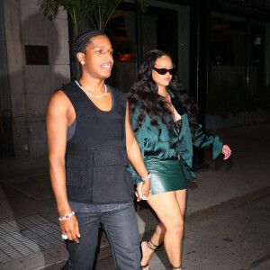 Rihanna et son compagnon Asap Rocky à la sortie de l'hôtel Ned après avoir passé quelques heures dans une suite privée, à New York City, New York, Etats-Unis, le 25 août 2022.