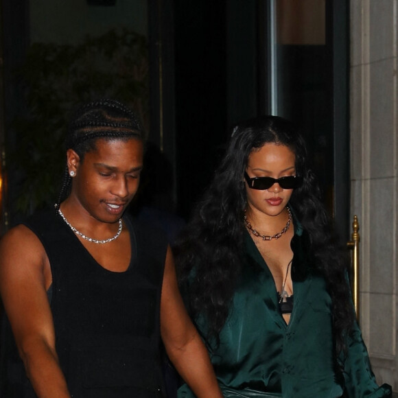 Rihanna et son compagnon Asap Rocky à la sortie de l'hôtel Ned après avoir passé quelques heures dans une suite privée, à New York City, New York, Etats-Unis, le 25 août 2022.