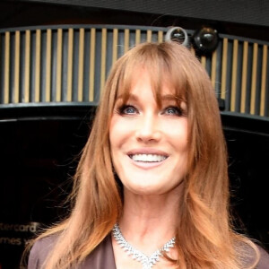 Carla Bruni à la sortie de l'hôtel Barrière "Le Majestic" lors du 75ème Festival International du Film de Cannes, le 22 mai 2022. 