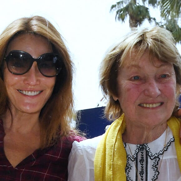 Carla Bruni-Sarkozy et sa mère Marisa Borini à l'hôtel Barrière Le Majestic Cannes lors du 75ème Festival International du Film de Cannes, France, le 23 mai 2022. © Giancarlo Gorassini/Bestimage 