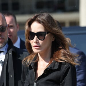 Carla Bruni-Sarkozy - Obsèques de la chanteuse Régine au Crematorium du cimetière du Père-Lachaise à Paris. Le 9 mai 2022 © Jacovides-Moreau / Bestimage 