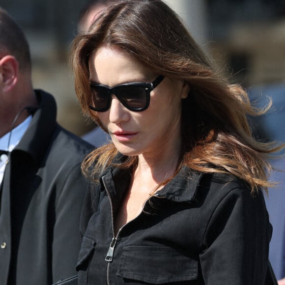 Carla Bruni-Sarkozy - Obsèques de la chanteuse Régine au Crematorium du cimetière du Père-Lachaise à Paris. Le 9 mai 2022 © Jacovides-Moreau / Bestimage 