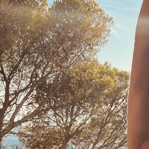 Carla Bruni topless et toujours aussi belle et élancée @ Instagram / Carla Bruni