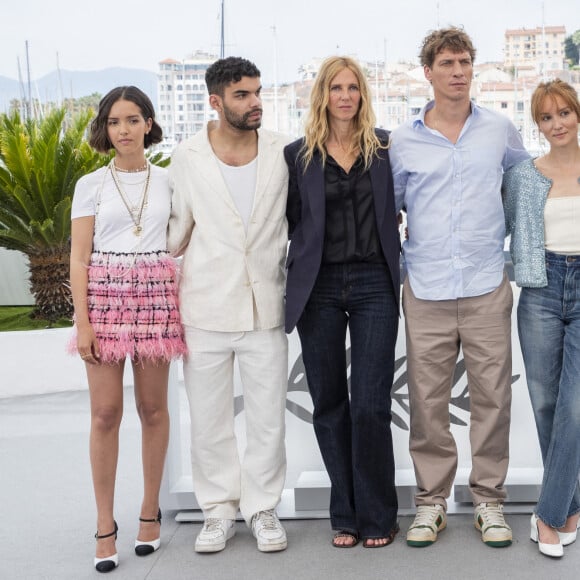 Lyna Khoudri, Sami Outalbali, Sandrine Kiberlain, Cédric Jimenez, Anaïs Demoustier et Jean Dujardin au photocall du film "Novembre" lors du 75ème Festival International du Film de Cannes, France, le 23 mai 2022. © Cyril Moreau/Bestimage 