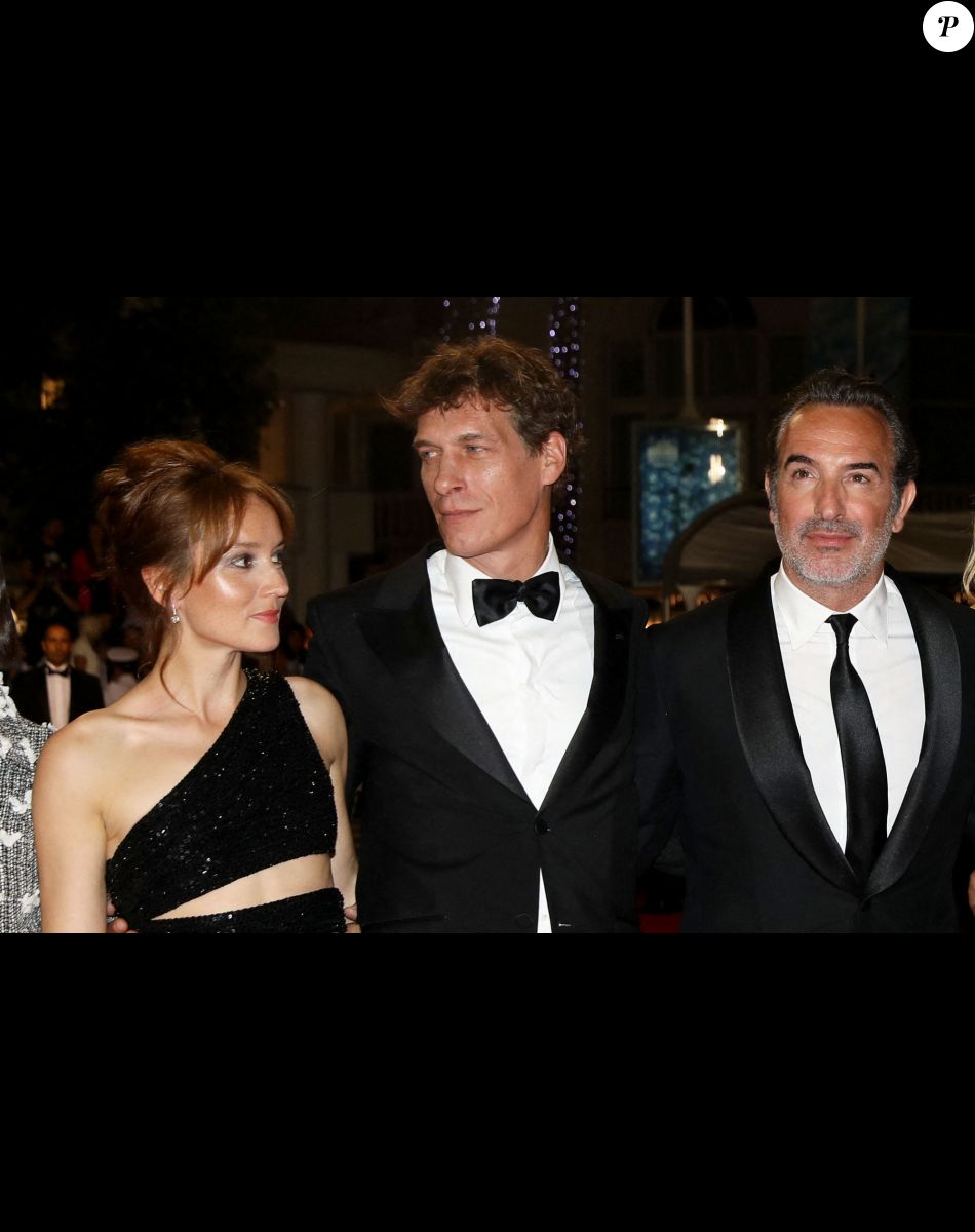 Anaïs Demoustier, Cédric Jimenez, Jean Dujardin - Montée des marches du film "Novembre" lors du 75ème Festival International du Film de Cannes, le 22 mai 2022. © Dominique Jacovides / Bestimage