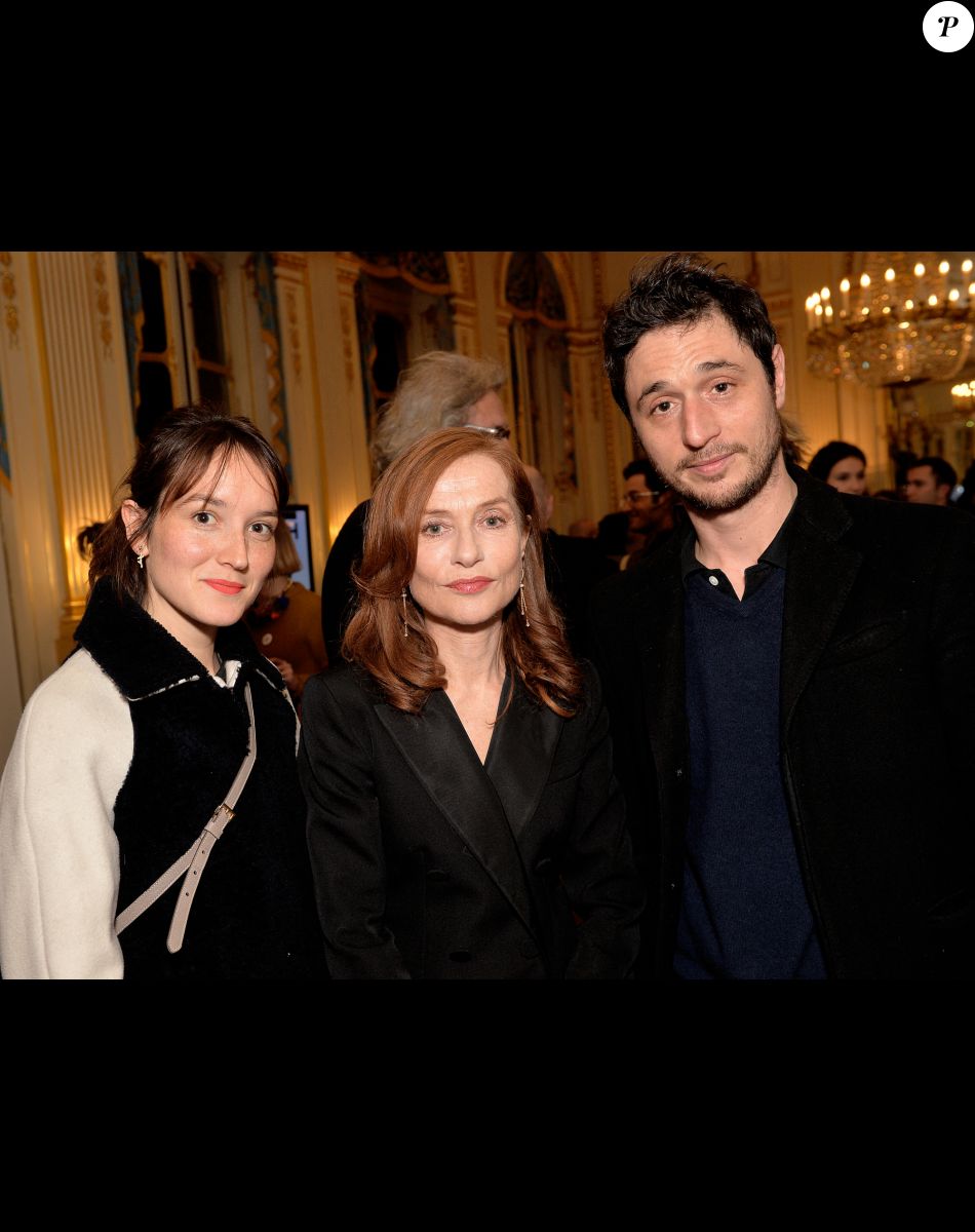 Anaïs Demoustier, Isabelle Huppert et Jérémie Elkaïm - UniFrance décerne le "French Cinema Award" à Isabelle Huppert au ministère de la culture à Paris, France, le 16 janvier 2017.© Veeren/Bestimage
