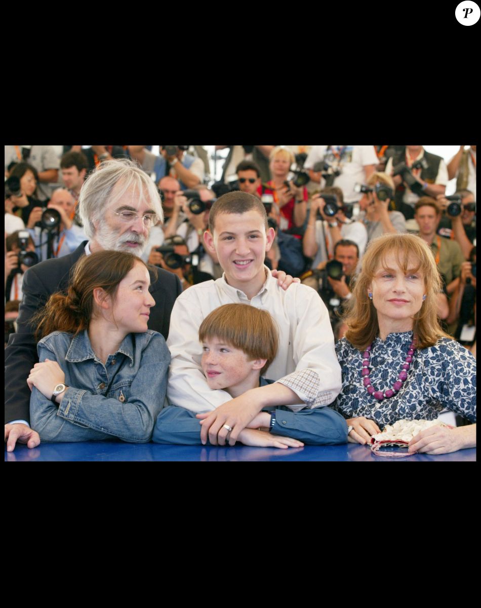 Michael Haneke, Hakim Taleb, Lucas Biscomb, Anais Demoustier et Isablle Huppert au Photocall du film Le Temps des loups, au 56ème Festival de Cannes.
