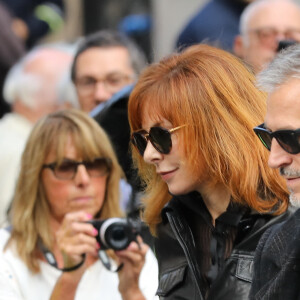 Mylène Farmer et son compagnon Benoît Di Sabatino lors des obsèques de Jean Rochefort en l'église Saint-Thomas d'Aquin à Paris, le 13 octobre 2017. 