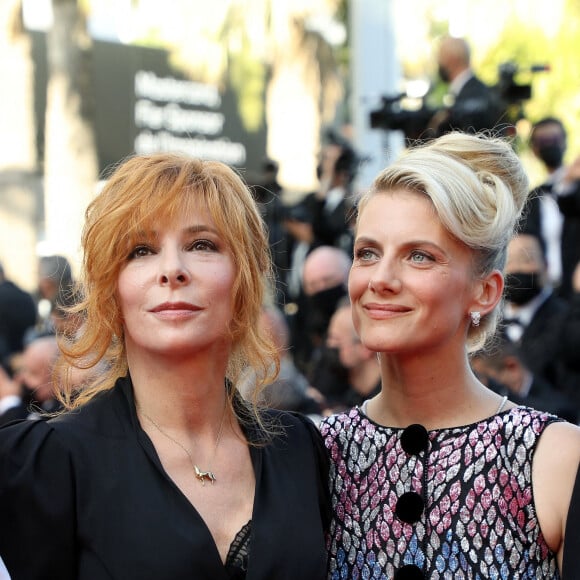 Mylène Farmer, Mélanie Laurent - Montée des marches du film "OSS 117 : Alerte rouge en Afrique Noire" lors du 74e Festival de Cannes. Le 17 juillet 2021. © Borde-Jacovides-Moreau / Bestimage