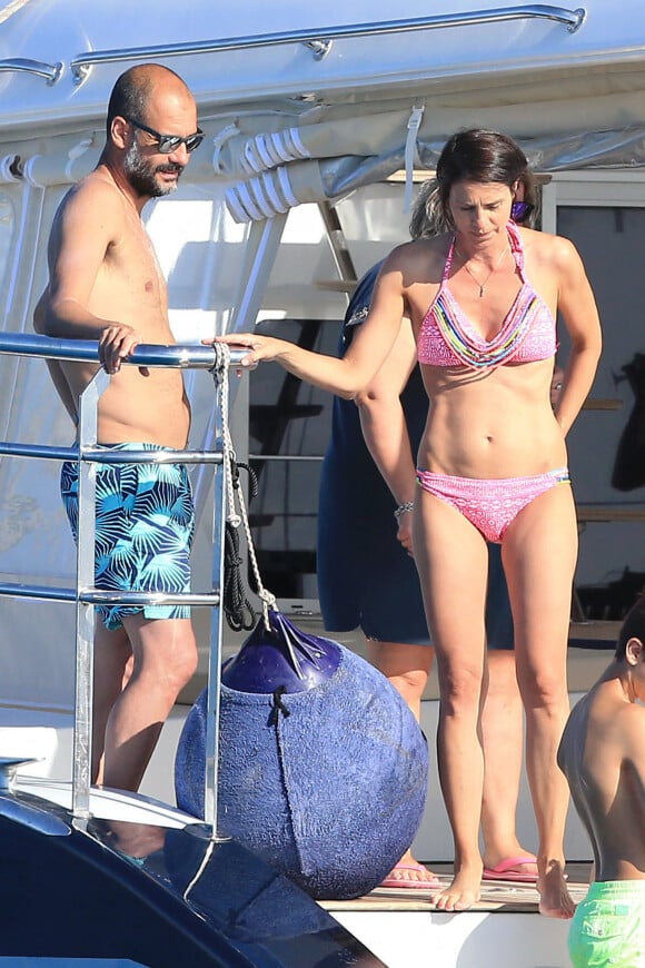 Exclusif - No web - Pep Guardiola en vacances en famille à Ibiza le 24 juin 2016. Il est accompagné de sa femme Cristina Serra (bikini rose) et de leurs trois enfants Maria (16 ans), Marius (13 ans) et Valentina (8 ans)