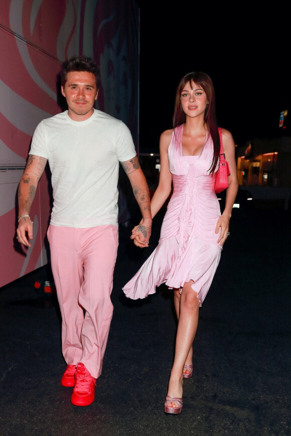 Exclusif - Brooklyn Beckham et sa femme Nicola Peltz-Beckham vont à la soirée rose du club "Off Sunset" à Los Angeles. Parmi les invités, figuraient également le frère de Nicola Peltz, Will, sa compagne Kenya Kinski et K.Gerber.