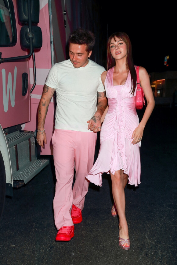 Exclusif - Brooklyn Beckham et sa femme Nicola Peltz-Beckham vont à la soirée rose du club "Off Sunset" à Los Angeles, le 27 août 2022. Parmi les invités, figuraient également le frère de Nicola Peltz, Will, sa compagne Kenya Kinski et K.Gerber.