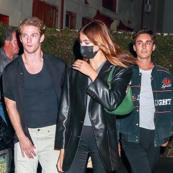 Exclusif - Brooklyn Beckham et sa femme Nicola Peltz-Beckham vont à la soirée rose du club "Off Sunset" à Los Angeles, le 27 août 2022. Parmi les invités, figuraient également le frère de Nicola Peltz, Will, sa compagne Kenya Kinski et K.Gerber.