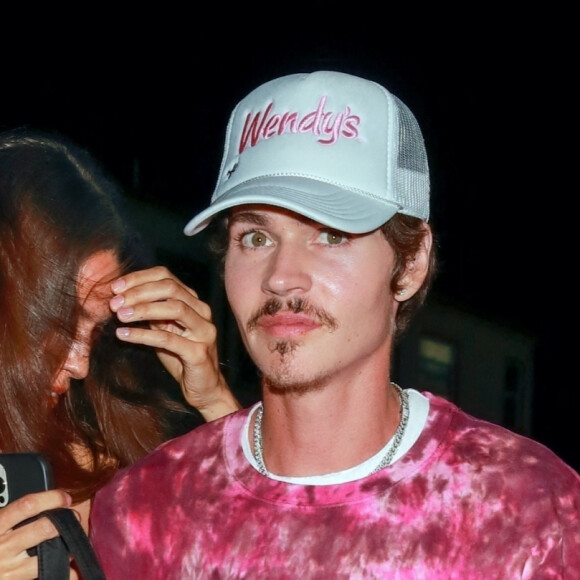 Exclusif - Brooklyn Beckham et sa femme Nicola Peltz-Beckham vont à la soirée rose du club "Off Sunset" à Los Angeles, le 27 août 2022. Parmi les invités, figuraient également le frère de Nicola Peltz, Will, sa compagne Kenya Kinski et K.Gerber.