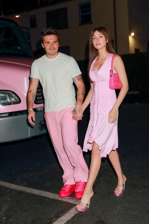 Exclusif - Brooklyn Beckham et sa femme Nicola Peltz-Beckham vont à la soirée rose du club "Off Sunset" à Los Angeles, le 27 août 2022. Parmi les invités, figuraient également le frère de Nicola Peltz, Will, sa compagne Kenya Kinski et K.Gerber.
