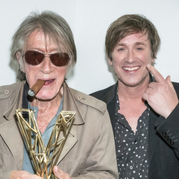 Jacques Dutronc (Victoire d'honneur) avec son fils Thomas Dutronc en backstage lors la 37ème cérémonie des Victoires de la musique à la Seine musicale de Boulogne-Billancourt. © Cyril Moreau / Tiziano Da Silva / Bestimage 