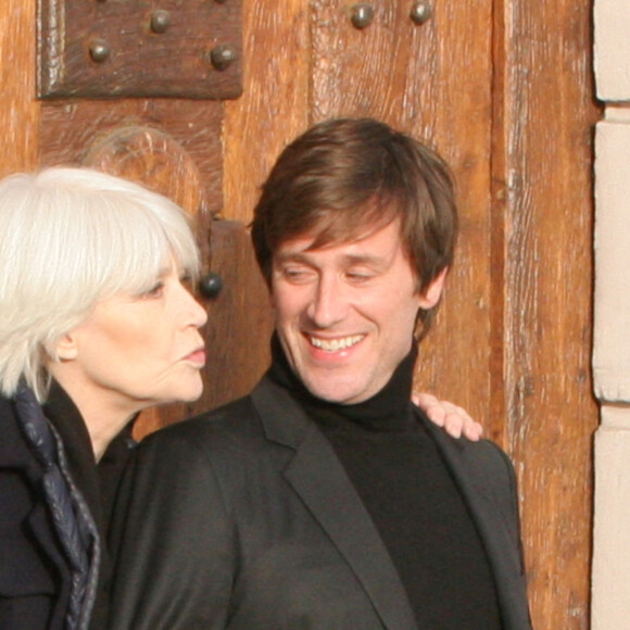 Françoise Hardy et son fils Thomas Dutronc se baladent le long des quais de l'Île Saint-Louis à Paris, France, le 2 novembre 2016.