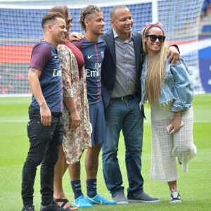 Neymar Jr entouré de son ami Jô Amancio, sa mère Nadine Gonçalves, son père Neymar da Silva Sr et sa soeur Rafaella Beckran au Parc des Princes. Le 4 août 2017 © Veeren / Bestimage