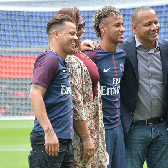 Neymar Jr entouré de son ami Jô Amancio, sa mère Nadine Gonçalves, son père Neymar da Silva Sr et sa soeur Rafaella Beckran - Neymar Jr en conférence de presse au Parc des Princes pour son entrée au club de football PSG (Paris Saint-Germain). Le 4 août 2017 © Veeren / Bestimage
