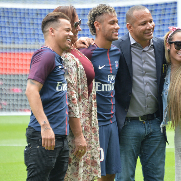 Neymar Jr entouré de son ami Jô Amancio, sa mère Nadine Gonçalves, son père Neymar da Silva Sr et sa soeur Rafaella Beckran - Neymar Jr en conférence de presse au Parc des Princes pour son entrée au club de football PSG (Paris Saint-Germain). Le 4 août 2017 © Veeren / Bestimage