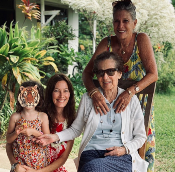 Mareva Galanter, photo de famille avec sa mère, sa grand-mère et Manava. Juillet 2020.