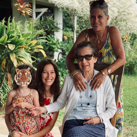 Mareva Galanter, photo de famille avec sa mère, sa grand-mère et Manava. Juillet 2020.