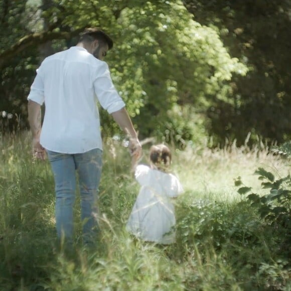 Kendji Girac et sa fille Eva. Instagram. Le 31 juin 2022.