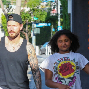 Christina Milian fait du shopping avec sa fille Violet et son mari Matt Pokora (M. Pokora) à Los Angeles le 6 avril 2022.