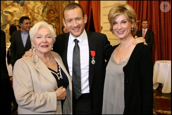 Dany Boon avec Line Renaud et Michèle Laroque lorsqu'il a reçu les insignes de chevalier dans l'ordre de la légion d'honneur à Paris en 2009