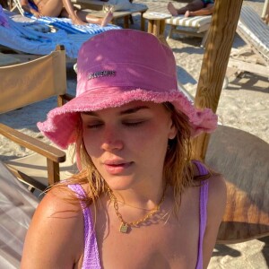 Camille Gottlieb en vacances à Menton, sublime sur la plage