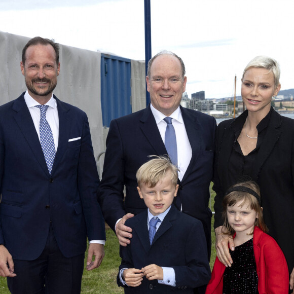 Le prince Haakon de Norvège, le prince Albert II de Monaco, la princesse Charlene, le prince Jacques et la princesse Gabriella - Le prince Albert II de Monaco inaugure l'exposition l'exposition "Sailing the Sea of Science, Scientist and explorer. Prince Albert Ier and the early norwegian exploration of Svalbard " au Fram Museum à Oslo le 22 juin 2022.