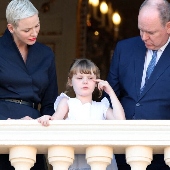 La princesse Charlene, le prince Albert II de Monaco et leur fille la princesse Gabriella durant la procession de la Fête Dieu sur la place du Palais, le 16 juin 2022. C'est le retour officiel de la princesse Charlene depuis l'annonce de sa contamination à la COVID début juin. Pendant ce jour férié à Monaco, la Principauté a célébré la Fête-Dieu (Corpus Domini). Cette fête catholique, instituée par le pape Urbain IV en 1264, se tient chaque année le jeudi qui suit la Trinité, soixante jours après Pâques. Elle célèbre la présence réelle de Jésus-Christ sous les apparences du pain et du vin, devenus son corps et son sang. © Claudia Albuquerque / Bestimage 