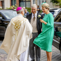 Mathilde de Belgique coquette en robe verte : mariage grandiose en Normandie pour son frère Charles-Henri