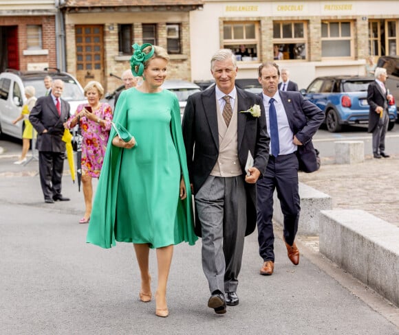 La reine Mathilde et le roi Philippe de Belgique - Mariage du comte Charles-Henri d'Udekem-d'Acoz et Caroline Philipe à l'église Saint-Michel de Pont-l'Évêque, le 3 septembre 2022.
