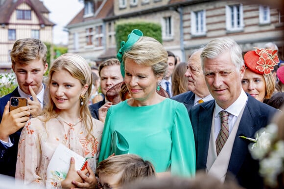 La reine Mathilde, le roi Philippe, la princesse Elisabeth et le prince Emmanuel de Belgique - Mariage du comte Charles-Henri d'Udekem-d'Acoz et Caroline Philipe à l'église Saint-Michel de Pont-l'Évêque, le 3 septembre 2022.