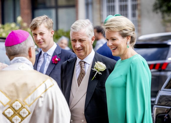 La reine Mathilde, le roi Philippe et le prince Emmanuel de Belgique - Mariage du comte Charles-Henri d'Udekem-d'Acoz et Caroline Philipe à l'église Saint-Michel de Pont-l'Évêque, le 3 septembre 2022.