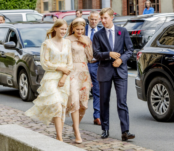 La princesse Elisabeth, le prince Emmanuel et la princesse Eléonore de Belgique - Mariage du comte Charles-Henri d'Udekem-d'Acoz et Caroline Philipe à l'église Saint-Michel de Pont-l'Évêque, le 3 septembre 2022.
