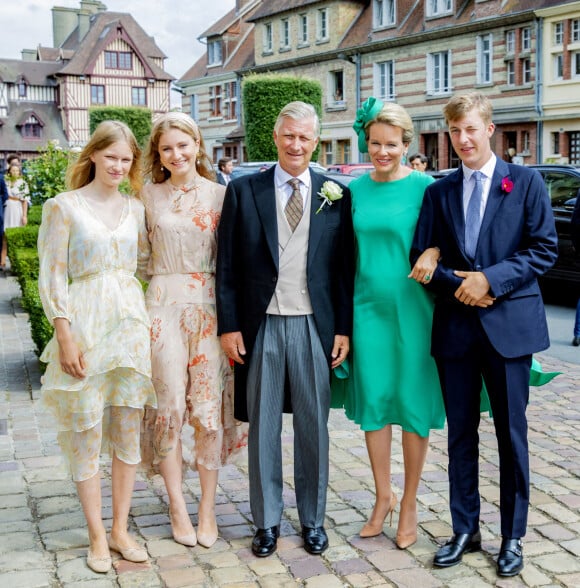 La reine Mathilde, le roi Philippe, la princesse Elisabeth, le prince Emmanuel et la princesse Eléonore de Belgique - Mariage du comte Charles-Henri d'Udekem-d'Acoz et Caroline Philipe à l'église Saint-Michel de Pont-l'Évêque, le 3 septembre 2022.