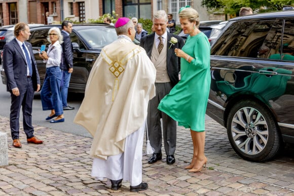 La reine Mathilde et le roi Philippe de Belgique - Mariage du comte Charles-Henri d'Udekem-d'Acoz et Caroline Philipe à l'église Saint-Michel de Pont-l'Évêque, le 3 septembre 2022.