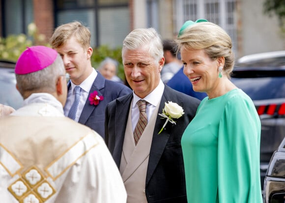 La reine Mathilde, le roi Philippe et le prince Emmanuel de Belgique - Mariage du comte Charles-Henri d'Udekem-d'Acoz et Caroline Philipe à l'église Saint-Michel de Pont-l'Évêque, le 3 septembre 2022.