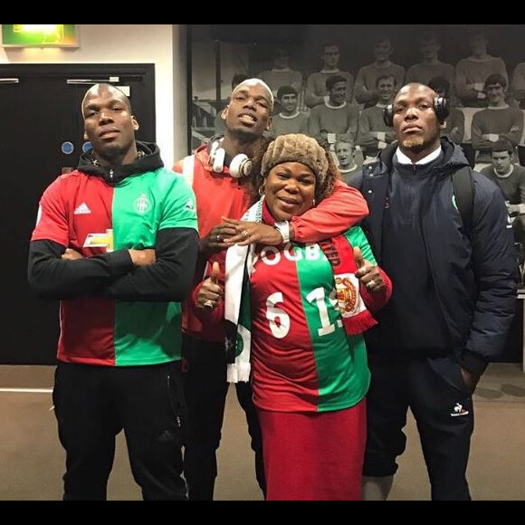 Paul Pogba pose avec sa maman et ses deux frères, Florenti et Mathias.